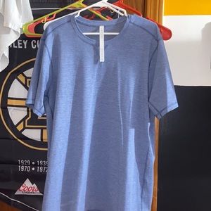 Men’s blue lululemon tee
